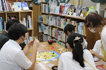 ぴっかりカフェを楽しんでいる様子