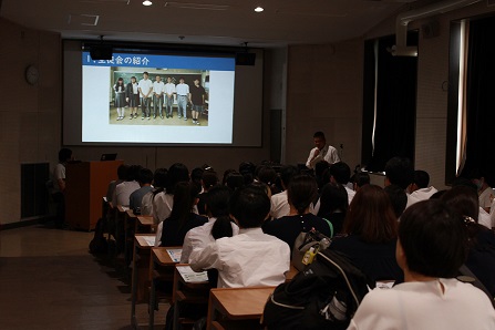 生徒会本部役員による説明