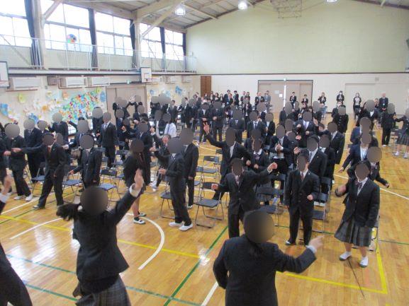 入学式で愛唱歌を歌う生徒達
