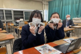 生徒と菊芋お菓子